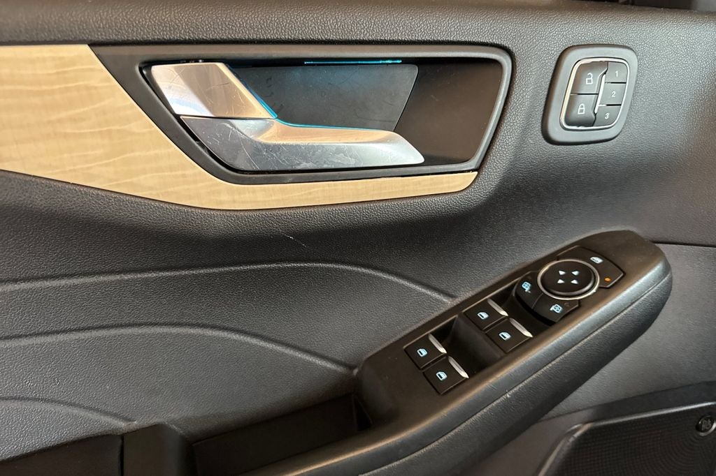2022 Ford Escape Hybrid Titanium